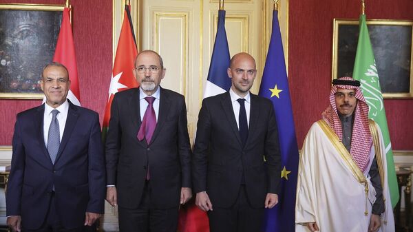 وزير الخارجية المصري، بدر عبد العاطي، ووزير الخارجية الأردني، أيمن الصفدي، ووزير الخارجية الفرنسي، جان نويل بارو، ووزير الخارجية السعودي، فيصل بن فرحان آل سعود، يجتمعون في مقر وزارة الخارجية الفرنسية في باريس، 23 مايو/ أيار 2025 - سبوتنيك عربي
