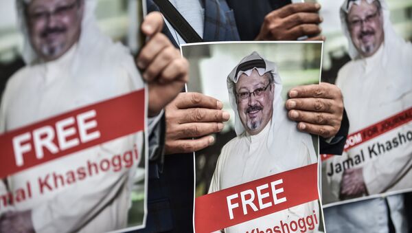 متظاهرون يجملون صور الصحفي المفقود جمال خاشقجي أمام السفارة السعودية في اسطنبول، تركيا 8 أكتوبر/ تشرين الأول 2018 - سبوتنيك عربي